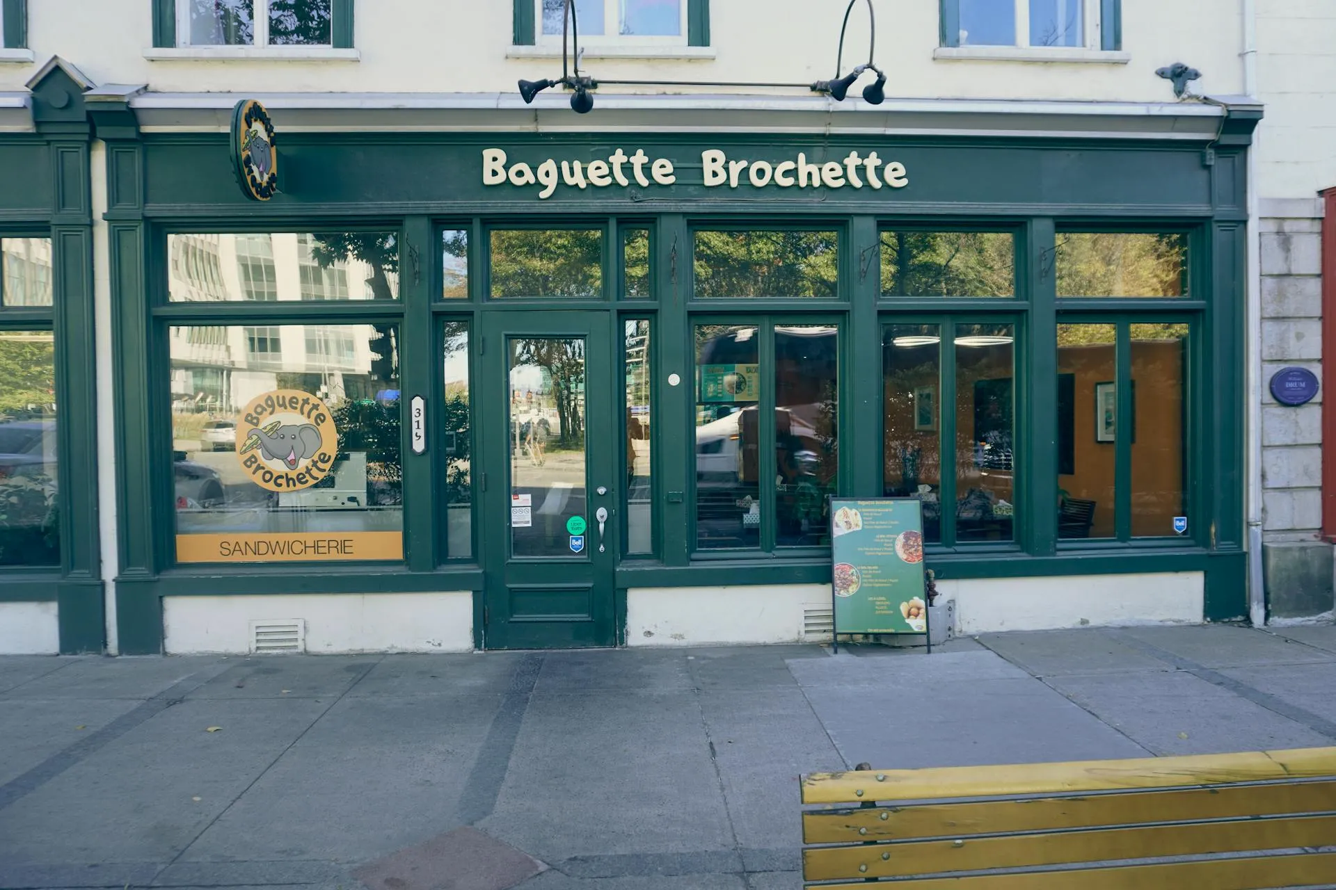 Devanture de boulangerie française, commerce local en ville